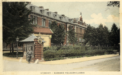 123333 Gezicht op de voorgevel van de Kazerne der Veldartillerie (Leidseweg 22) te Utrecht.N.B. De naam van de kazerne ...